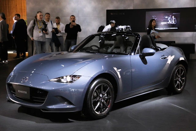 マツダ「ロードスターＲＳ」６速ＭＴ、価格３３３万４１００円●エンジン：１５００㏄直列４気筒ＤＯＨＣ１６バルブ●乗員人数：２名●最高出力：９７ｋＷ（１３２ＰＳ）／７０００ｒｐｍ●使用燃料：ハイオク●サイズ：全長３９１５㎜×全幅１７３５㎜×全高１２３５㎜。１５年５月デビュー。ＦＲオープン２シーターとして世界を魅了。改良で１．５Ｌはトルクが向上