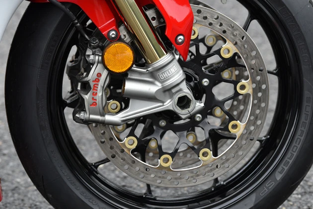オーリンズ製の電子制御NPXフォークを採用。ブレーキキャリパーはブレンボ製