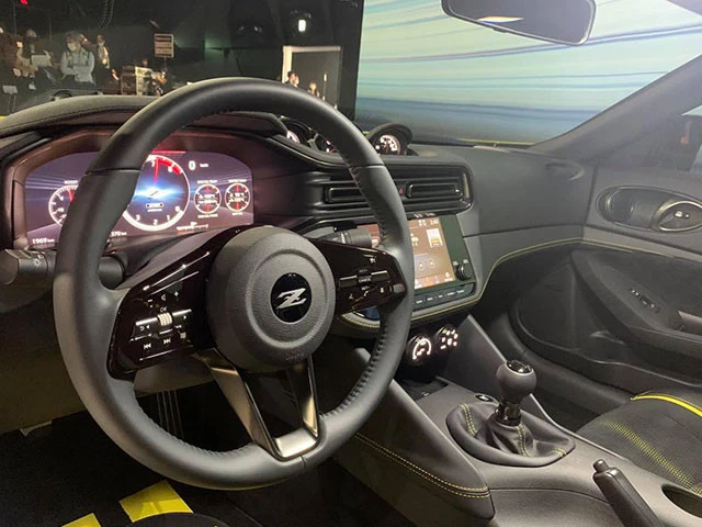 ６速ＭＴのシフトノブの下には電動タイプではなく、アナログなサイドブレーキ。ドリフトも楽しめる！？