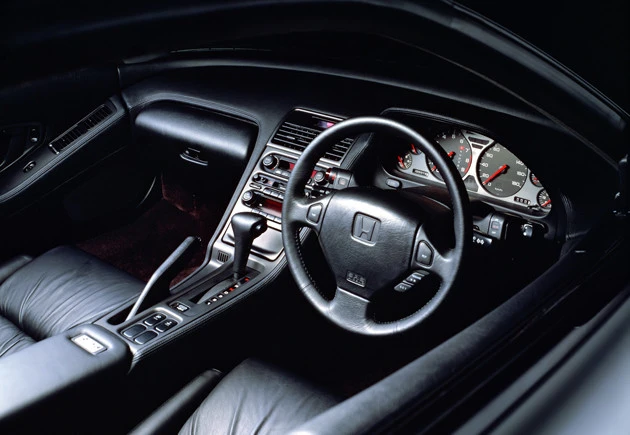 最高速度表示は180キロ。レッドゾーンは8000rpm。初期モデルの価格は800万円。お安くないが爆売れ