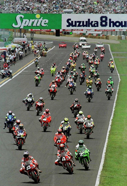 １９９０年にピークを迎えた真夏の祭典「鈴鹿８時間耐久ロードレース」。１６万人を超える大観衆が鈴鹿に押しかけた