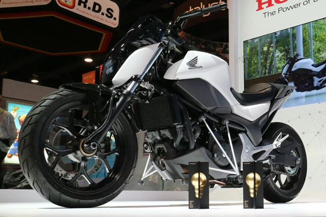 ホンダ「Ｒｉｄｉｎｇ　Ａｓｓｉｓｔ」１７年の米「家電見本市」で披露されて大反響を呼んだ"絶対に倒れないバイク"