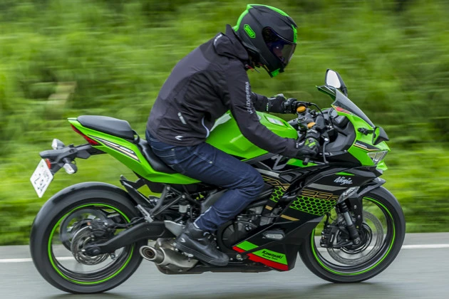 公道で実力を徹底チェックした青木は「4気筒らしい音がすこぶるいい。乗り味も気持ちいい。絶頂確実のマシンです」