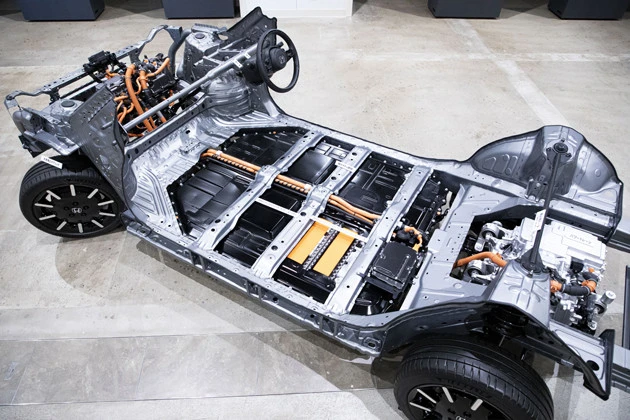 ホンダeの骨格。床下にはリチウムイオンバッテリーがぎっしり。写真右側は後輪駆動用のモーター