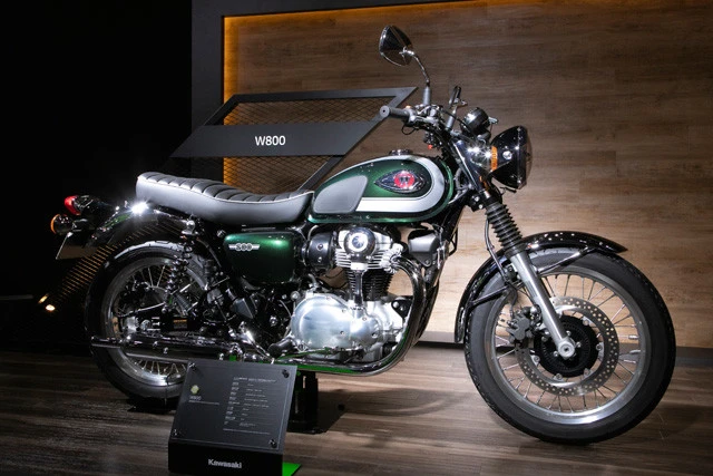 カワサキ「Ｗ８００」昨年の東京モーターショーで復活モデルが公開されるとバイク野郎感涙。価格１１０万円