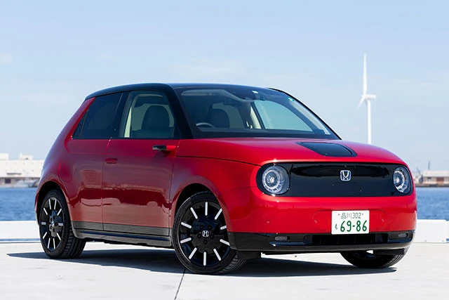 ホンダ「ホンダｅ」価格４５１万～４９５万円。ホンダｅにはドアミラーがない。その代わりカメラで後方を撮影し、インパネ両端にあるモニターに映す