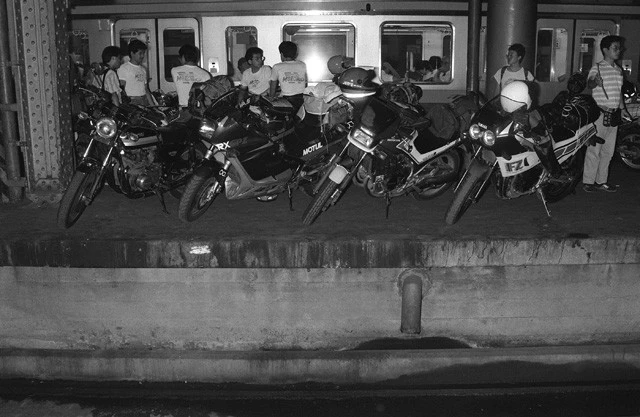 バイクとライダーを運ぶ列車が運行開始。上野と函館を結んだ。写真は上野駅で列車を待つバイクとライダー