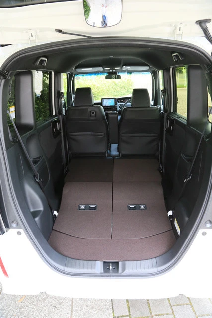 通常の奥行きは310㎜だが、後席を全部倒すと奥行きは1500㎜まで広くなる。多彩なシートアレンジが可能