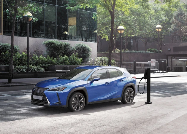 レクサス UX300e 10月に販売開始となったレクサスのEV「UX300e」は135台限定(11月4日受付終了)。価格は580万~635万円