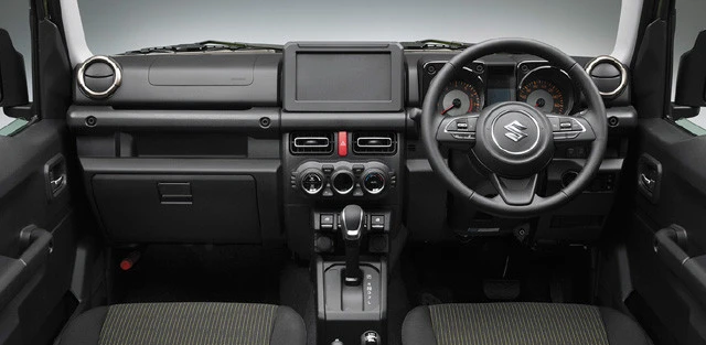 メーター間にはマルチインフォメーションディスプレイを装備。伝統のオーバーフェンダーも採用