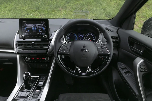 内装はエアコンパネルのデザインを変更。ディスプレイオーディオは8インチに拡大。メーターはPHEV専用だ