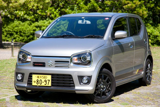 スズキ「アルト ワークス」５速ＭＴ、価格１５３万７８００円●エンジン：６６０ｃｃ直列３気筒インタークーラーターボ●乗員人数：４名●最高出力：４７ｋＷ（６４ＰＳ）／６０００ｒｐｍ●使用燃料：レギュラー●サイズ：全長３３９５㎜×全幅１４７５㎜×全高１５００㎜。８代目となった現行モデルにワークスが追加されたのは、１５年１２月。先代よりも最大６０㎏も軽量化されている