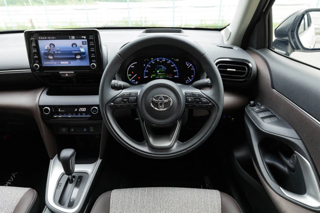 チェックポイント2 パーキングブレーキは電動式。パワーシートやディスプレイオーディオも用意されている