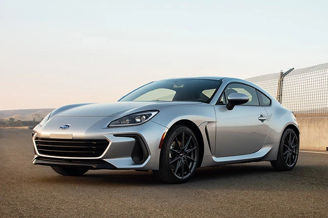 ２代目ＢＲＺはスバルのアイコンであるヘキサゴングリルを低い位置に配置。スポーツカーならではの低重心を主張する