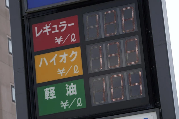 【クルマ業界 2020年 総括9】国が掲げる「脱ガソリン」が進むと、ただでさえ店舗が減り、経営が苦しいガソリンスタンドが土俵際に追い込まれると予想される