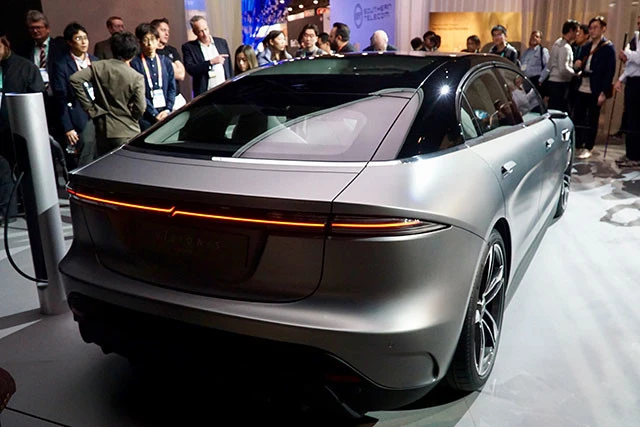 車台はボッシュ、マグナ・インターナショナル、コンチネンタル、ＮＶＩＤＩＡなど多数の企業と共同開発した