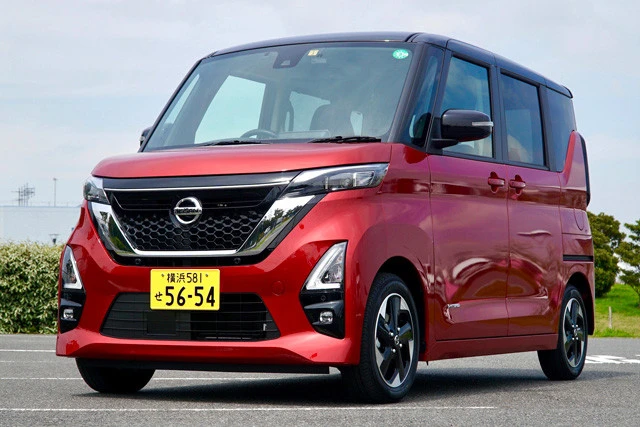日産「ルークス」ハイウェイスターＸ　プロパイロットエディション（ＦＦ）、価格１８４万３６００円、スペック●全長３３９５㎜×全幅１４７５㎜×全高１７８０㎜　●直列３気筒ＤＯＨＣ（マイルドハイブリッド）　●ＷＬＴＣモード燃費２０．８㎞／Ｌ。今年３月１９日に発売となり話題沸騰の軽スーパーハイトワゴン。日産が放った渾身の力作だ