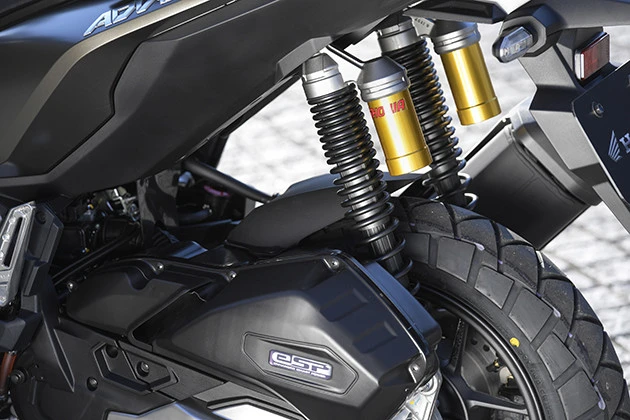 【チェックポイント3】まさかのリザーバータンク付きリアサスペンション。スプリングも3段レートと本格的すぎる