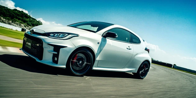 本格派のスポーツハッチ、トヨタ・ＧＲヤリス。ＧＲヤリスはトヨタのスポーツモデルを生産してきた元町工場（愛知・豊田）に専用ラインを新設。「匠」の技能を有するスタッフが造り込む。価格は２６５万～４５６万円