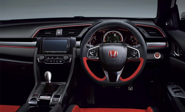 インテリアは随所に赤をあしらうことでドライバーをたぎらせる。室内はステアリング含め専用装備が満載