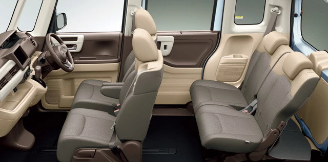 室内高は1400㎜で、後席は前後に190㎜スライド。小さな子供なら後席で立って着替えられる