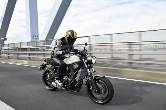 伝説カラー復活の新型が話題沸騰！　ヤマハ「ＸＳＲ７００」はガチで買いなのか？