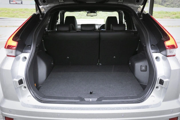 試乗時にはラゲッジスペース容量は未公開だが、全長を伸ばしたことにより荷室容量が拡大