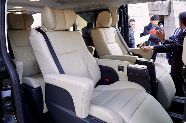 ６人乗りも、８人乗りも２列目は超豪華＆超デカい「エグゼクティブパワーシート」採用