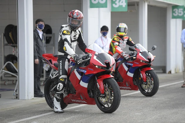 全日本王者の小山知良選手(奥)と試乗に出撃する青木(手前)。ぶっちぎり独占取材!