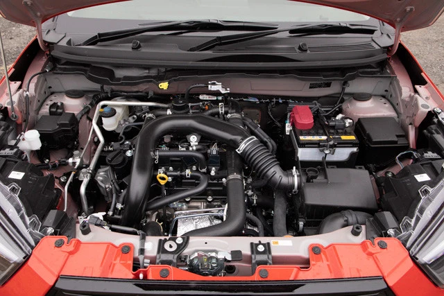 エンジンは１Ｌの３気筒ＤＯＨＣ１２バルブターボ。最高出力９８ＰＳ、最大トルク１４０Ｎｍ