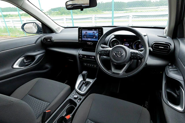 上級グレードのディスプレイは８インチ。それ以外は７インチとなる