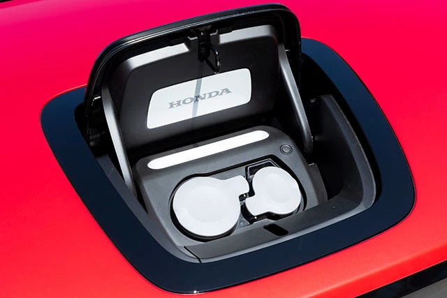 バッテリーの充電ソケットはボンネットにある。左側が急速充電用、右側が普通充電用だ