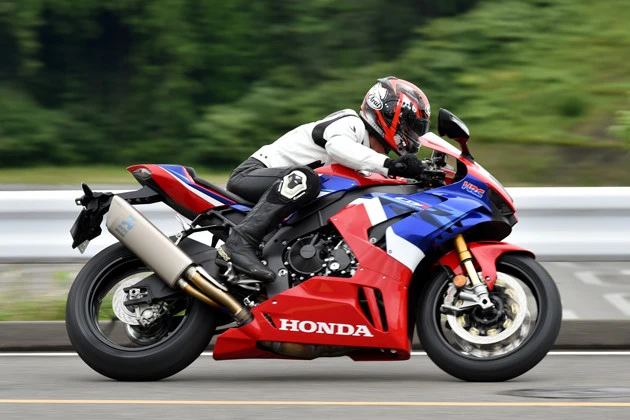 ホンダ CBR1000RR-R FIREBLADE/SP 価格:242万円~278万3000円 2019年11月に開催されたバイクの見本市「EICMA」でご開帳されると、世界中の男たちが大コーフン!