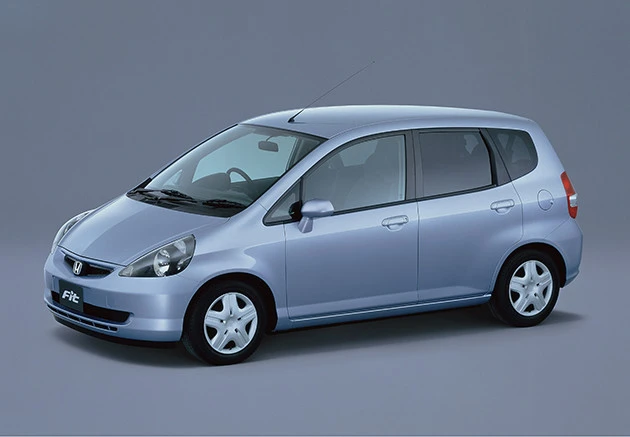 初代(2001年~2007年) 広い室内空間と、新開発の1.3リットル直4とCVTを組み合わせてリッター23kmという燃費を達成。まさに鳴り物入りで登場した初代は瞬く間にバカ売れ。01年の第22回日本カー・オブ・ザ・イヤーも戴冠した