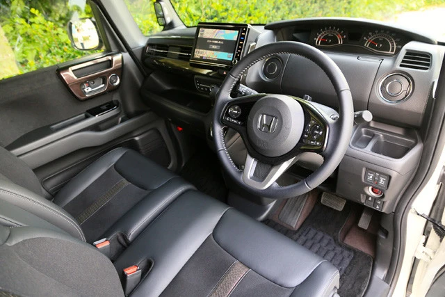 カスタムの内装は精悍な黒。収納は豊富。メーター位置が高く見やすい