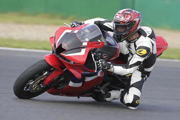 サーキットでガチ試乗！　４年ぶり復活のホンダ新型ＣＢＲ６００ＲＲはマジで最高のマシンなのか？