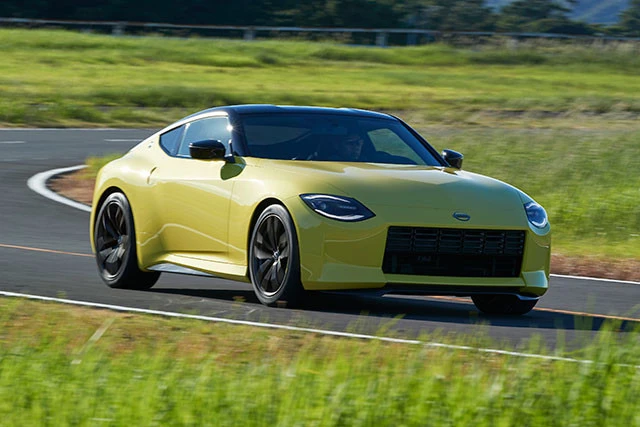 エンジンは昨年９月の改良でスカイラインにぶっ込まれた４０５ＰＳ仕様の流用が濃厚。フェアレディＺらしいビンビンの走りに期待したい