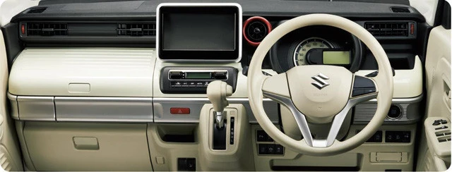 メーターは単眼式。フロントガラスに情報を映すカラーヘッドアップディスプレイ採用