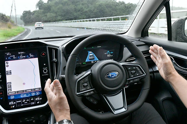 スバルの新技術「アイサイトＸ」のハンズオフ。ハンズオフの状態でよそ見をすると警報が。それを無視しているとシステムが異常と判断。ハザードを点灯したりしながら最終的に直線区間で自動停止する