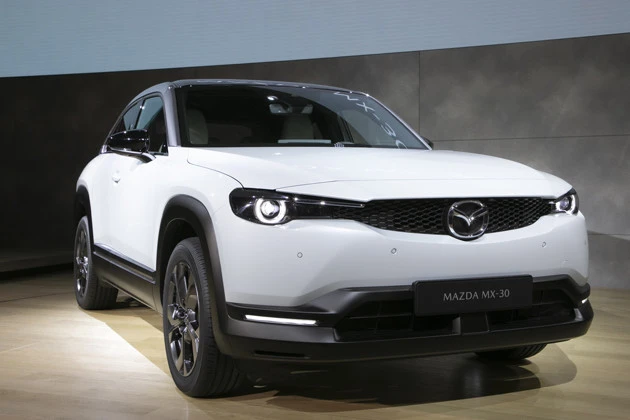 マツダ MX-30 昨年の東京モーターショーで世界初公開されたMX-30。マツダ初の量産EVは、センターオープン式のユニークなドアを採用