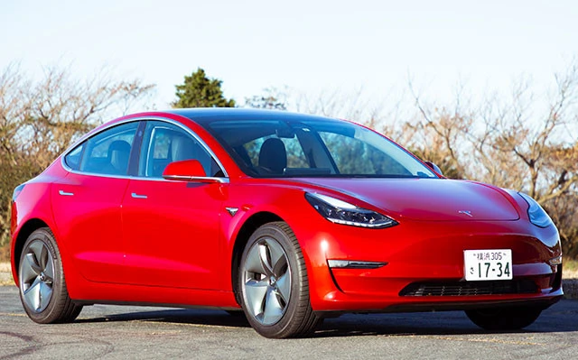 テスラ「モデル３」ニッポンでは昨年９月にデリバリー開始。時速１００キロ到達は３秒４と快足。世界中で売れに売れている。価格は５１１万～７１７万３０００円