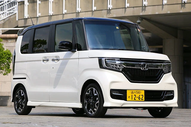 軽乗用車初のシーケンシャルウィンカーを装備したN-BOXカスタム