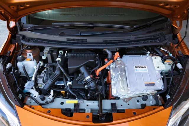 1.2L直3エンジンで発電。モーターが前輪を駆動する。ちなみに最高燃費は37.2㎞を誇る