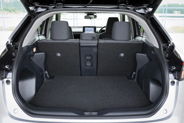 チェックポイント1 後席を倒すとフラットに。キー携帯時はリアバンパー下に足を出し入れでバックドアが開閉