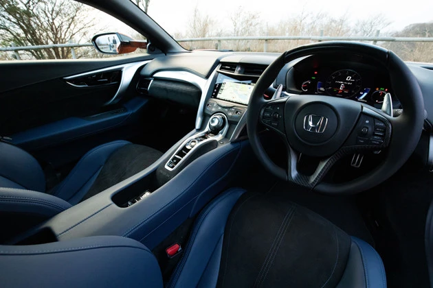 座ってみるとわかるが室内はスポーツカーなのでタイト。ステアリングは独特の形状。価格は2420万円!