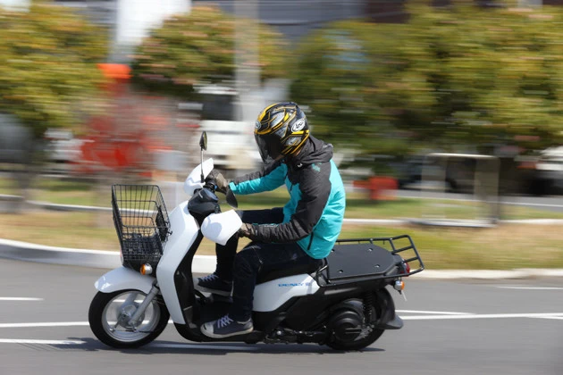 ホンダ BENLYe: 原付一種のⅠと二種のⅡ、さらに大型フロントバスケットやリアキャリ ア付きのプロをラインナップ。法人向けで67万~68万円(税抜)