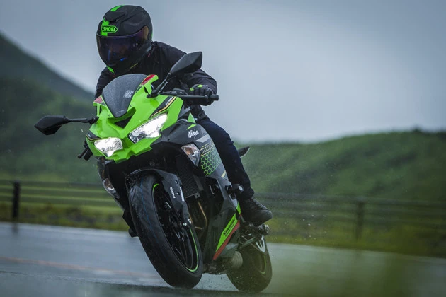 カワサキ　Ｎｉｎｊａ　ＺＸ－２５Ｒ　価格：８２万５０００円～９１万３０００円　昨年の東京モーターショーでのワールドプレミア（世界初公開）から世のバイク野郎は絶頂。そしてついに１２年ぶりに４気筒２５０ｃｃが大復活。感涙！