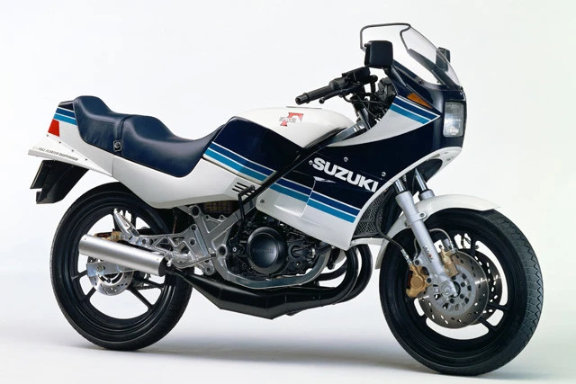 スズキ「ＲＧ２５０Γ」。１９８３年にデビューしたレーサーレプリカ。日本車初となるハーフカウルを採用。大ヒット作となった