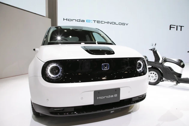 10月30日発売のホンダeの最小回転半径は4.3m。小回り性能は驚きのひと言。価格451万~495万円