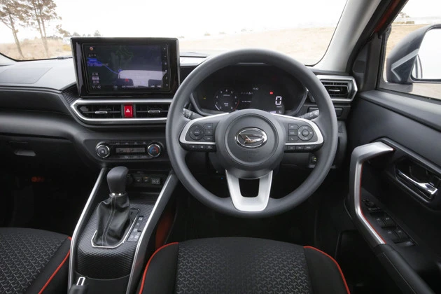 チェックポイント2 内装で目立つのはスマホと連動するディスプレイオーディオ。メーカーオプション。シートヒーターも装備